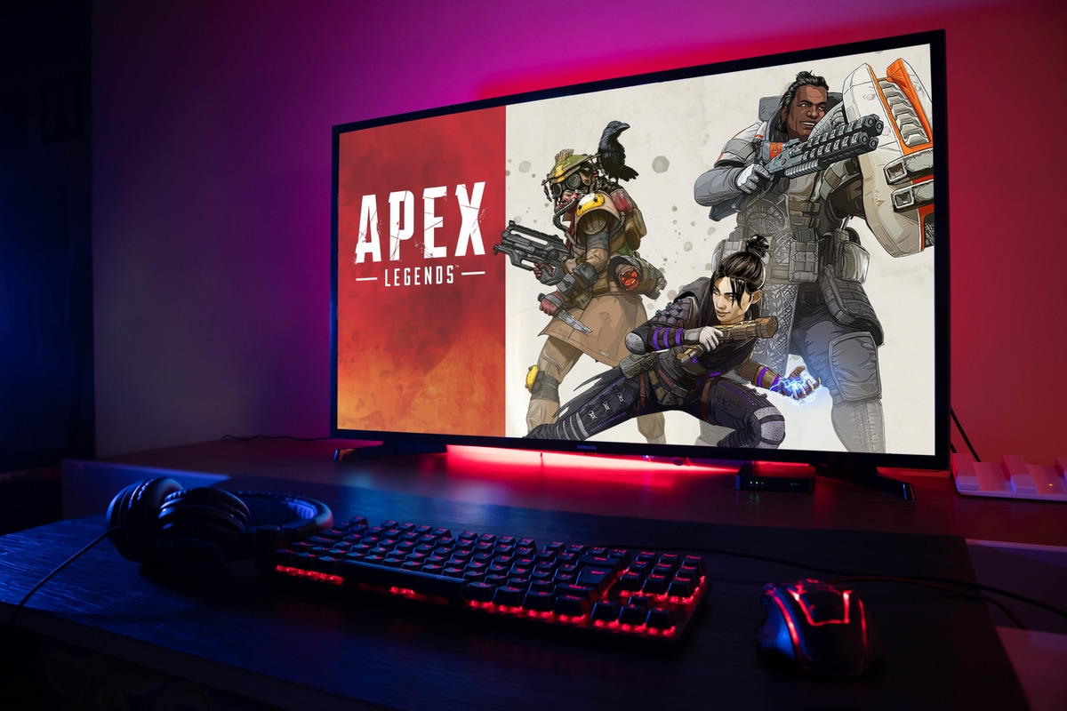 Video — Professional Apex players hacked live