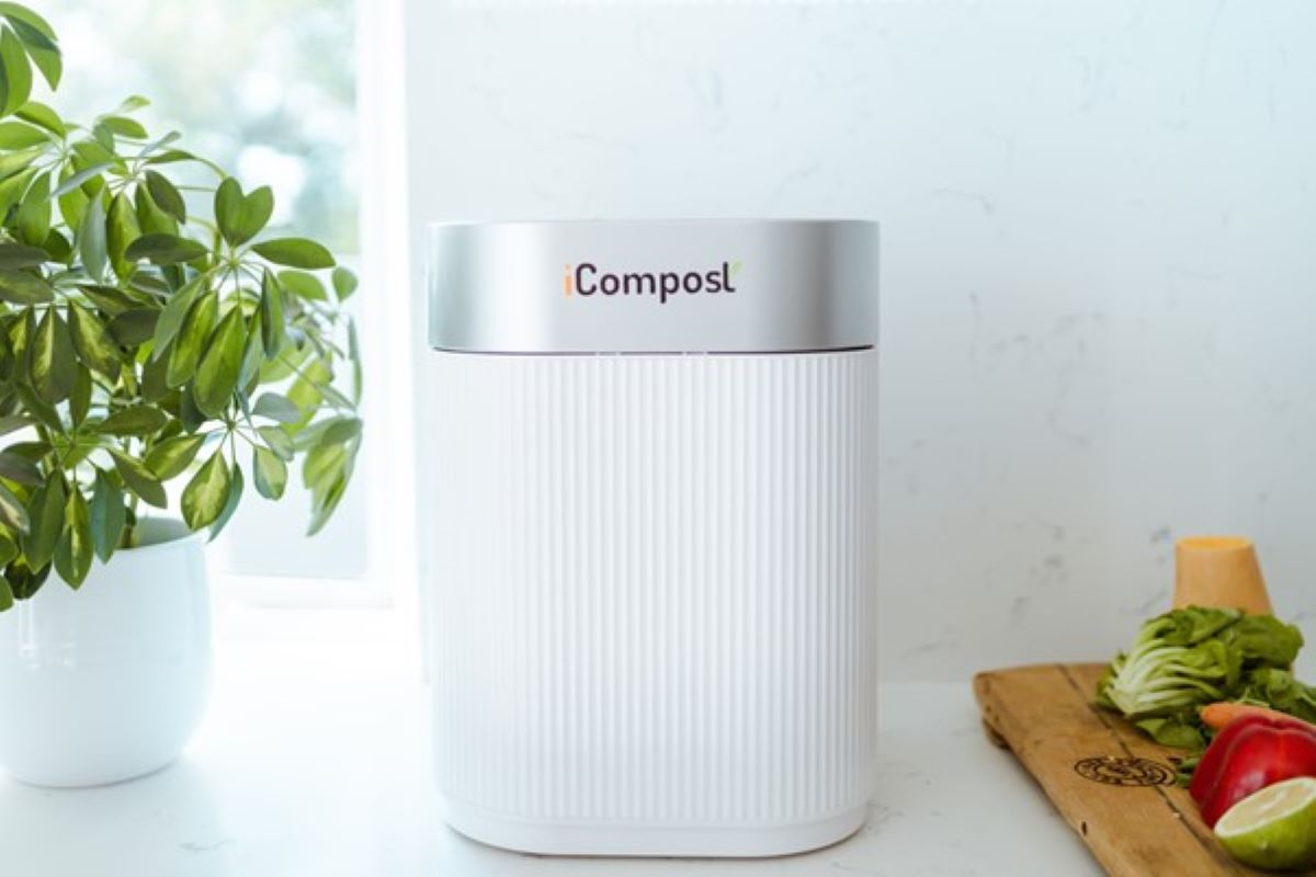We made compost in just a few hours with the iCompost – Here’s how it works