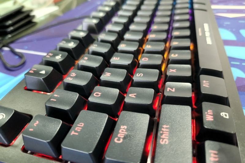 We bought a R300 mechanical keyboard — and it was surprisingly good